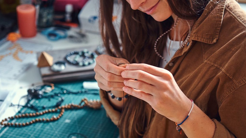 ビーズアクセサリーを作る女性