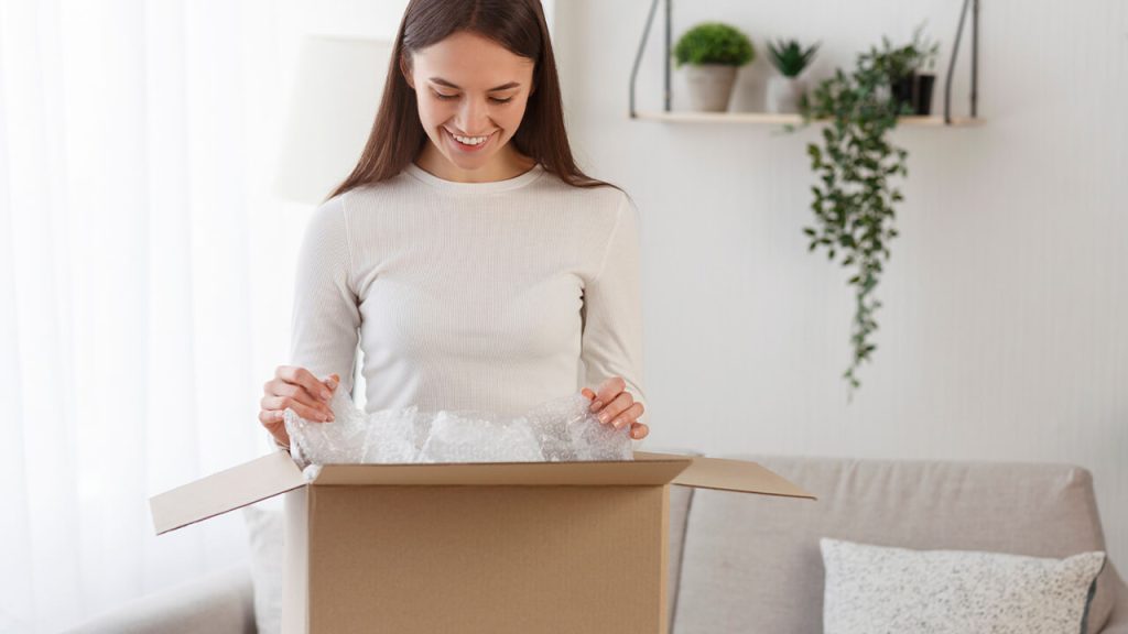 ハンドメイド作品を梱包作業する女性